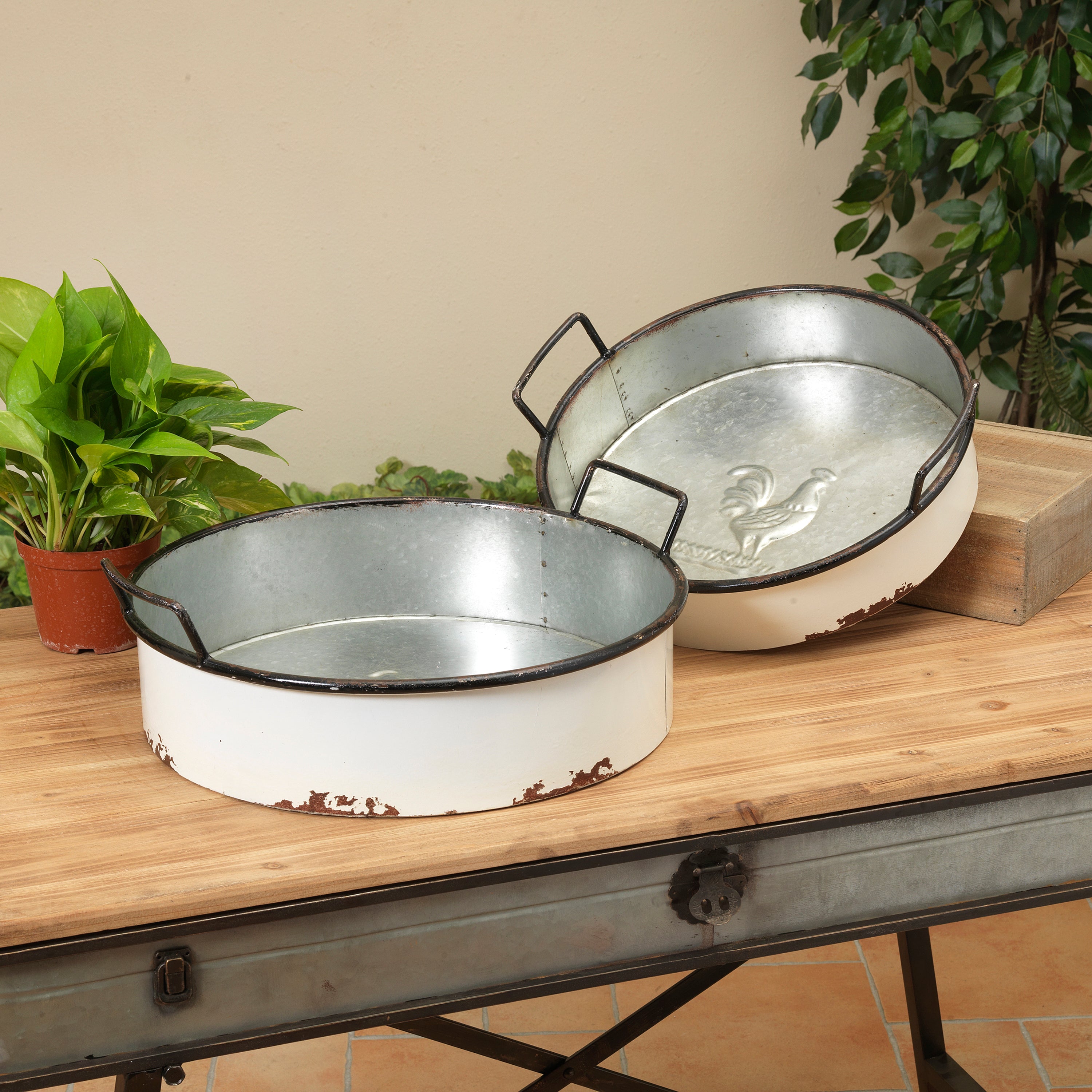Decorative Farmhouse Set of 2 Round Nesting Metal Trays